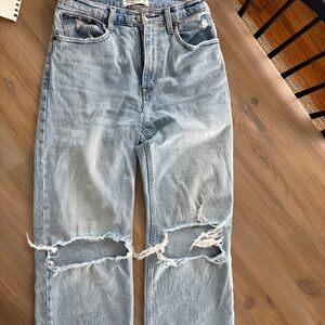 Abercrombie 90s Relaxed Jean 
High Rise 
Size 26/2
Distressed